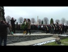 Marcinelle  ( Belgio ) : deposizione di corone d'alloro al monumento ai caduti della miniera nell'incidente del 1956. ( Girato originale )